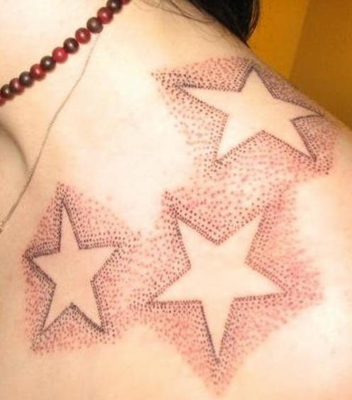 Tatuaggio non colorato sulla clavicola tre stelle bianche