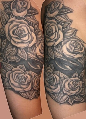 Le tatouage de l"épaule avec beaucoup de belles roses noires et blanches