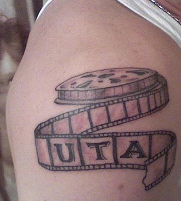 Le tatouage de l"épaule de film cinématographique Uta en noir et blanc