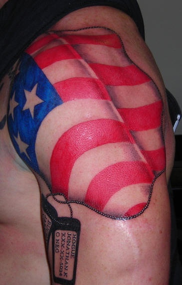 Schulter Tattoo von bunter USA Fahne mit Anhänger