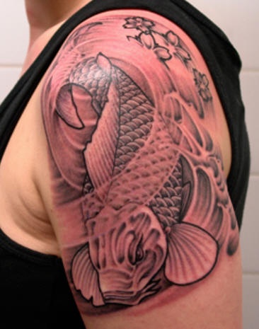 Un gros tatouage de l"épaule avec un graisse poisson renfrogné
