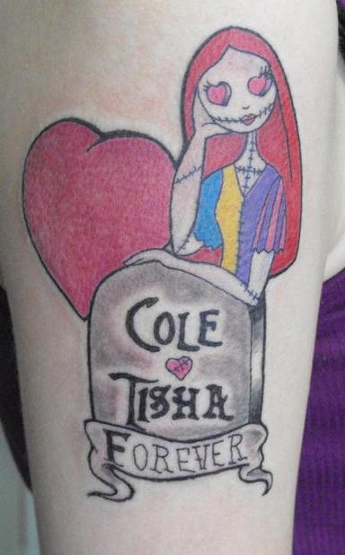 Tatuaje en hombro en color chica, corazón, lápida memorial con inscripción &quotcole and tisha forever"
