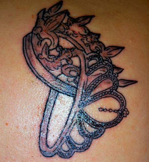 Schulter Tattoo mit zwei schönen gekreuzten Kronen