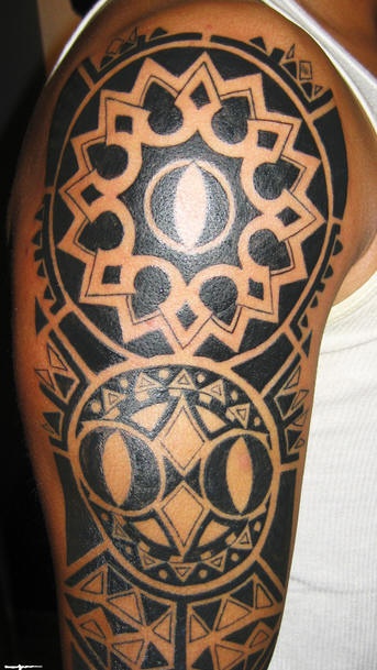 Shoulder tattoo, round wheels, pattern with figures