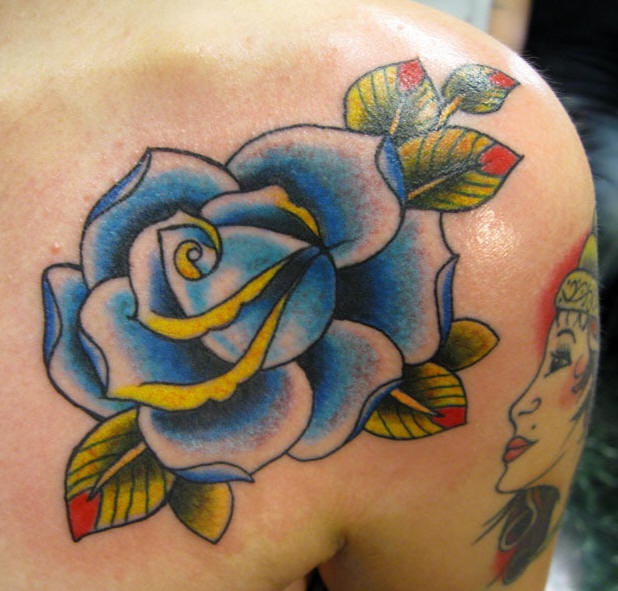 Schulter Tattoo mit schöner blauer design Rose