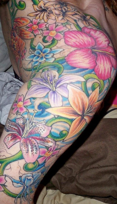 Schulter Tattoo mit malerischen bunten Blumen