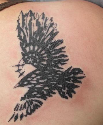 Le tatouage de l"épaule avec un gros aigle noir en vole