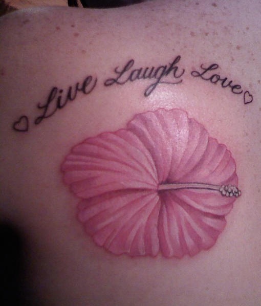 Tatuaje en el hombro, flor rosada, live, love, laugh