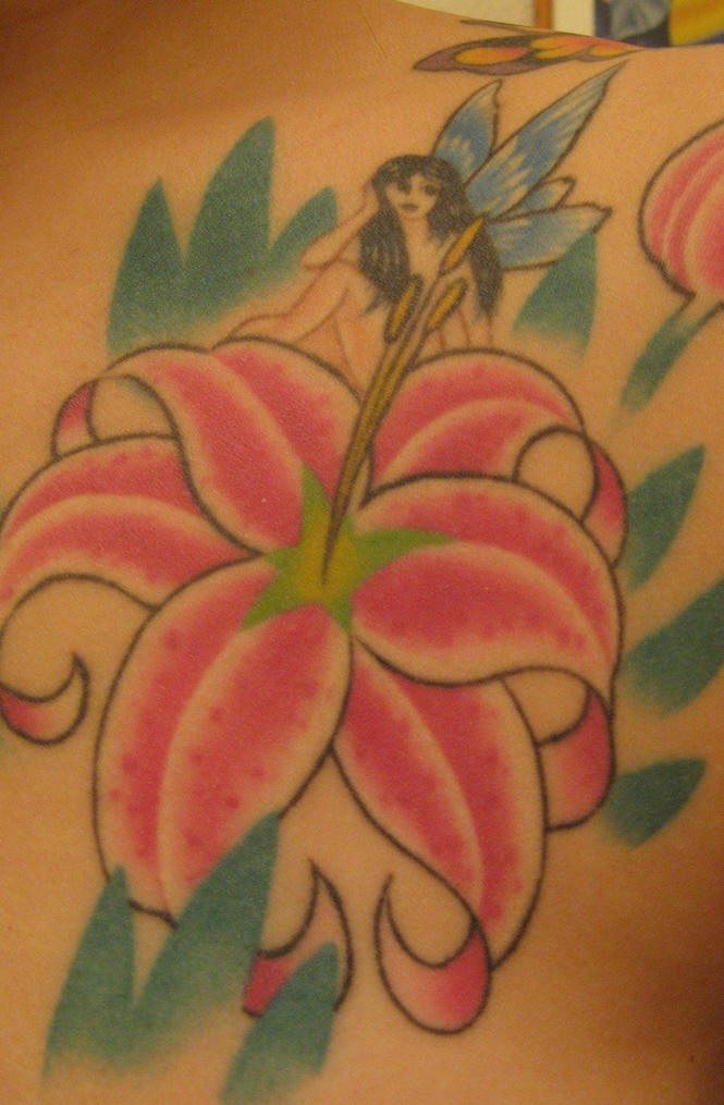 Tatuaje en el hombro, pequeña hada sentada en el lirio rosado