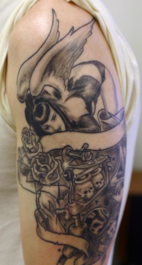 Tatuaggio grande non colorato sul deltoide la ragazza-angelo & le rose & i teschi