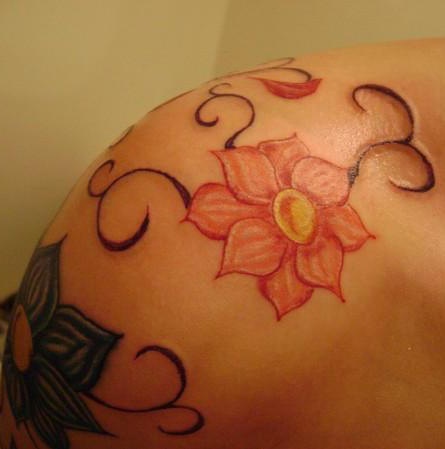 Schulter Tattoo, schöne, rote Blume, mit Locken