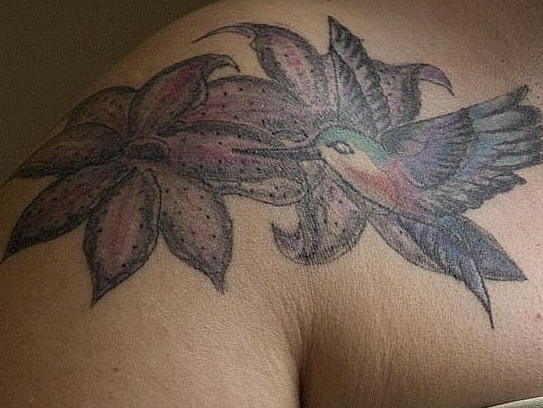 Shoulder tattoo, colibri flying near the flower
