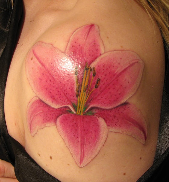Tatuaje en hombro preciosa azucena en color rosado como real