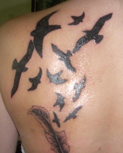 Tatuaggio sulla spalla gli uccelli neri