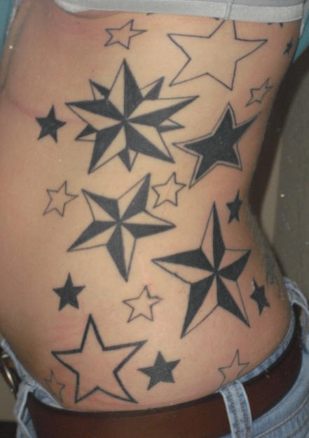 Tatuaggio bianco nero sul fianco le stelle & le stelline