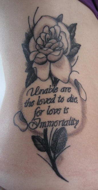 Tatuaggio bianco nero sul fianco la rosa & &quotunabled are the loved to die for love is immortality"
