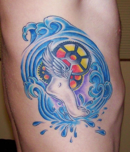 Tatuaje en el costado con rueda y pie con alas en color