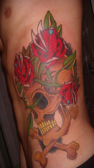 Side tattoo, sandy skull with parti-coloured      roses