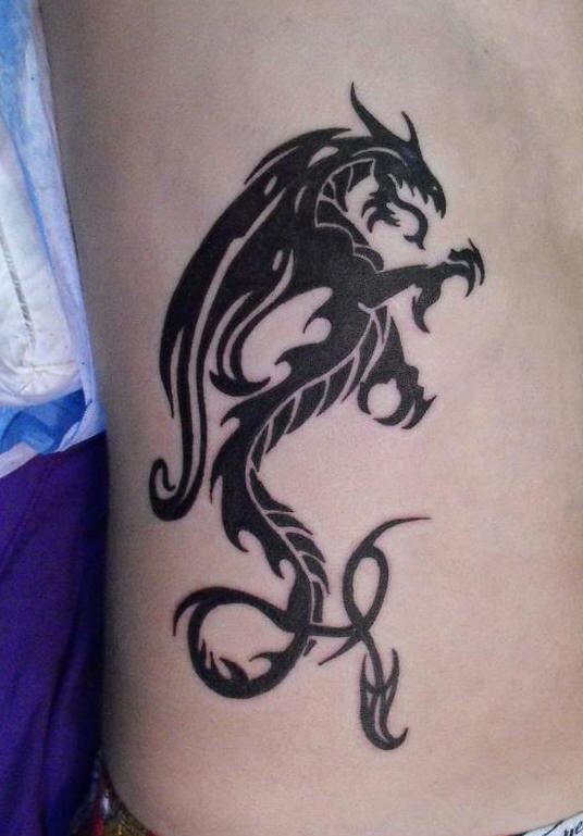 Dragone stilizzato tatuato sul fianco