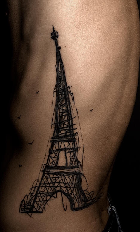 Tatuaje en el costado con torre de Eiffel inclinado en tinta negra