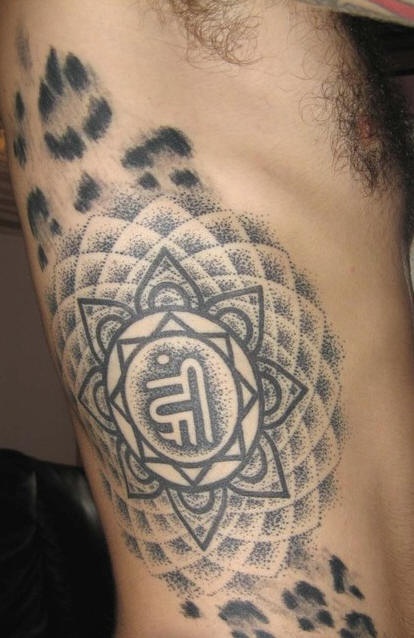 Tatuaje en el costado en negro y blanco, flor con muchos pétalos, colorido de leopardo