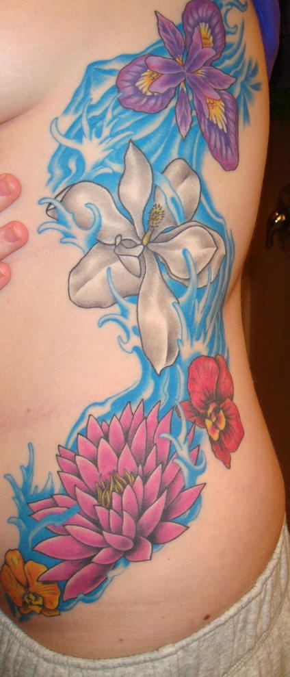 I fiori variabili colorati tatuati sul fianco