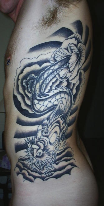 Tatuaggio bianco nero sul fianco dragone grande che attacca
