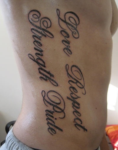 Le tatouage de flanc avec une inscription stylisée: l&quotamour, le respect, la force, la fierté