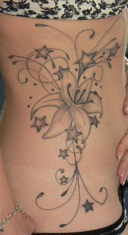 Le tatouage de flanc avec des orchidées décorées avec beaucoup d"étoiles