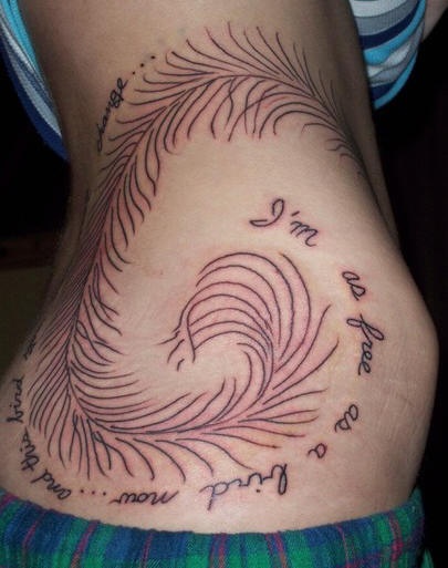 Tatuaggio sul fianco la piuma grande & la scritta