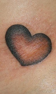 Le tatouage d'un simple coeur rouge