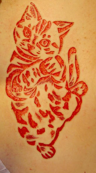 Sacrificio en la piel tatuaje del gato en tinta roja