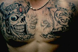 Calavera en el casco del guerrero tatuaje en tinta oscura