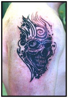 Calavera del monstruo con una tracería tatuaje en tinta negra