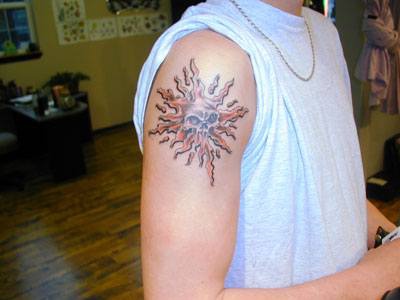 Schädel im Sonnensymbol Tattoo