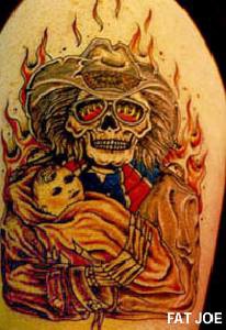 Esqueleto del cowboy con un bebé en las manos tatuaje entre las llamas