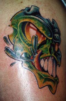 Cabeza rabiosa del alienígena tatuaje en color verde