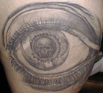 Menschliches Auge mit Schädel Tattoo
