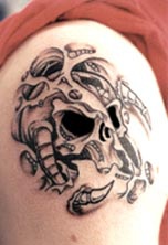 Surrealistischer schwarzer Monster Schädel Tattoo
