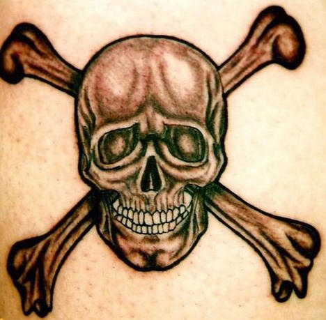 Muy realístico tatuaje de la calavera con los huesos cruzados