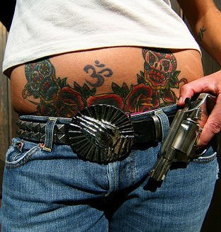 Tatuaggio sulla pancia due teschi colorati & le rose colorate