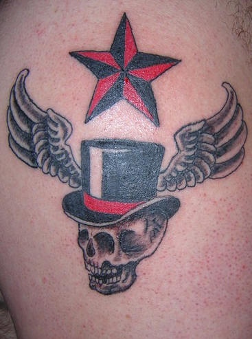 Clavera con alas y estrella marítima encima tatuaje en rojo y negro