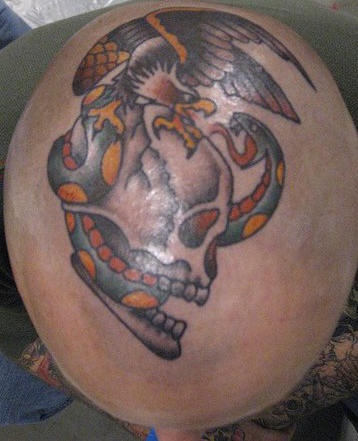 Tatuaje en la cabeza, águila en el cráneo con serpiente