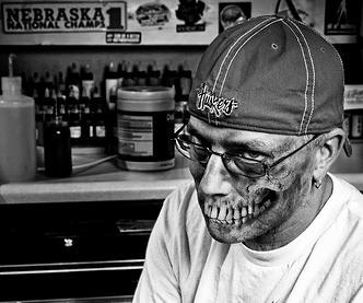 Tattoo mit Totenkopf  auf dem Gesicht