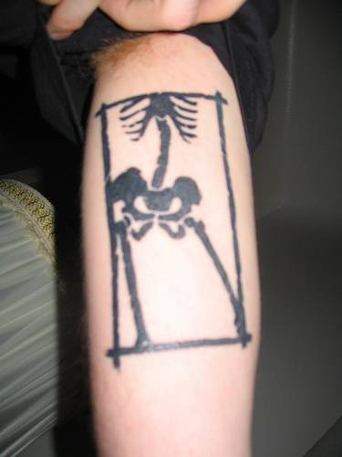 Retrato del esqueleto tatuaje en tinta negra