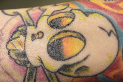Clavera estilo dibujo animado tatuaje en colores brillantes