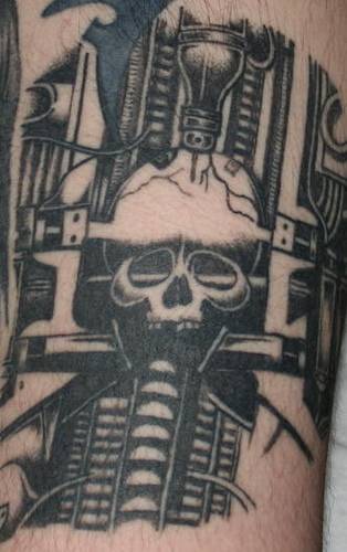 Muy detallado tatuaje calavera en mecanismo negro