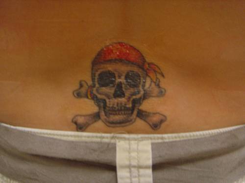 Piratenschädel Tattoo am unteren Rücken