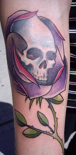 Imagen de calavera en rosa morada tatuaje en color