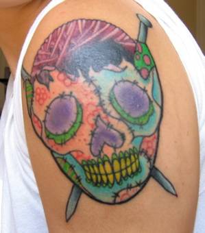 Tatuaje con calavera clavada en color